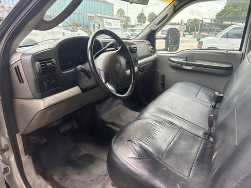 Used 2005 Ford F350 2WD Regular Cab DRW Super Duty image 5