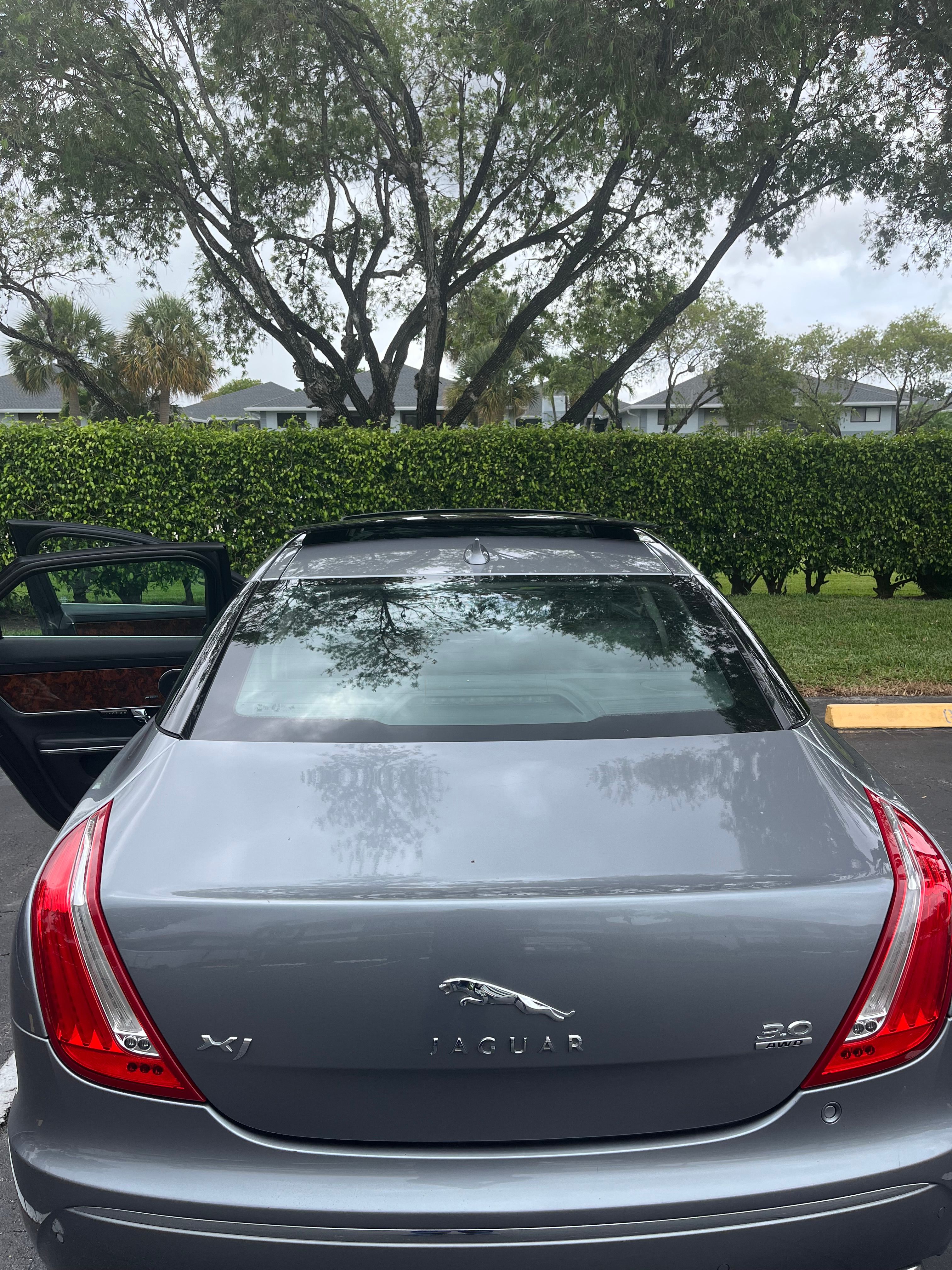 Used 2013 Jaguar XJ AWD image 9