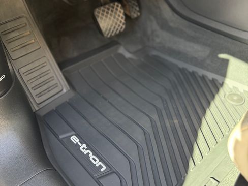 Used 2019 Audi e-tron Prestige w/ Prestige Package image 11