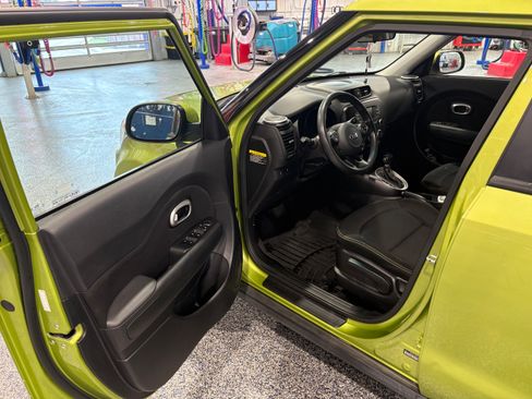 Used 2016 Kia Soul + FWD image 8