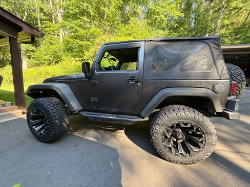 Used 2016 Jeep Wrangler Sport AWD/4WD image 2