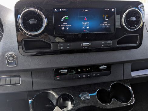 Used 2022 Mercedes-Benz Sprinter 2500 image 6