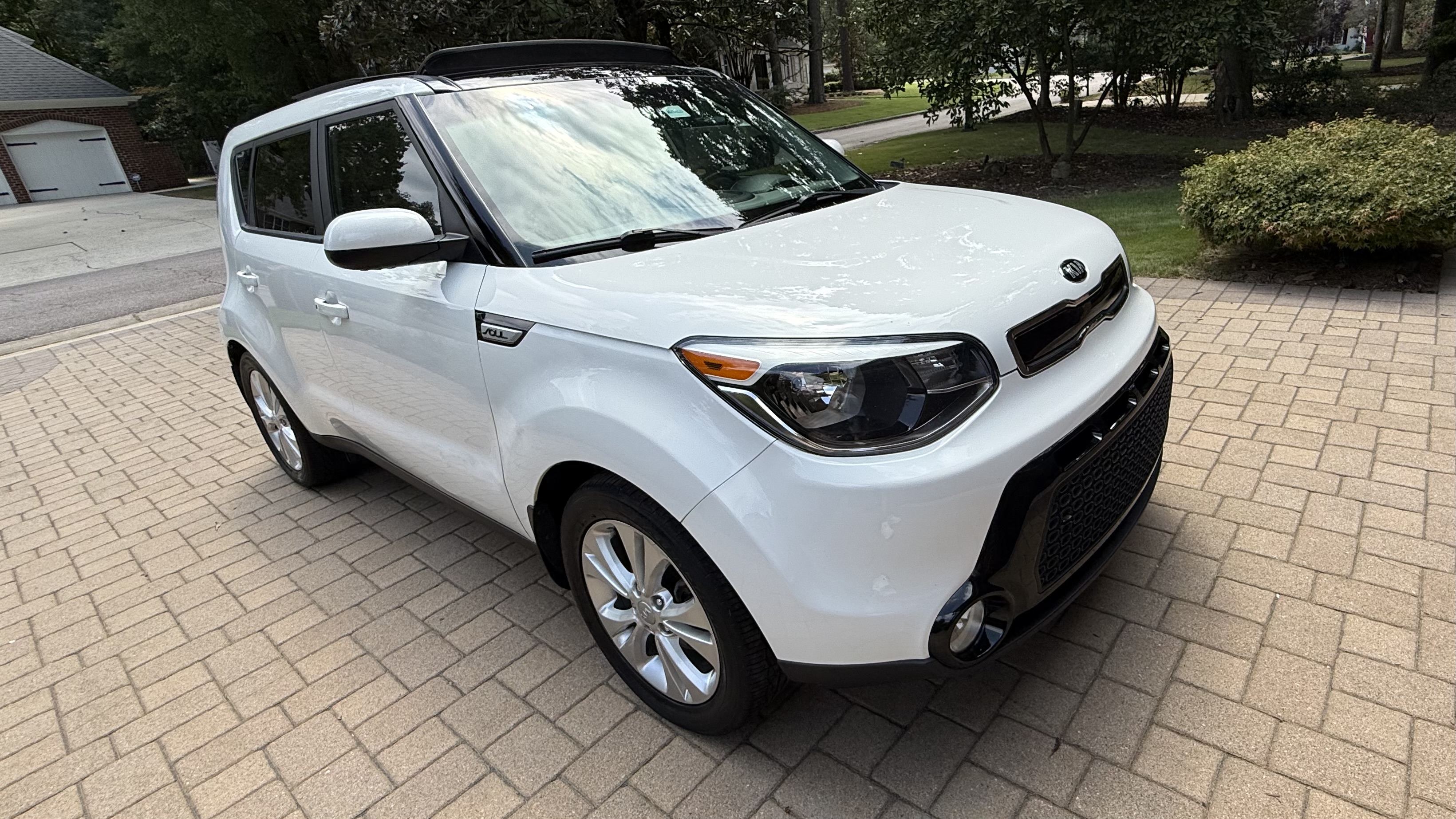 Used 2016 Kia Soul + w/ Primo Package FWD image 1