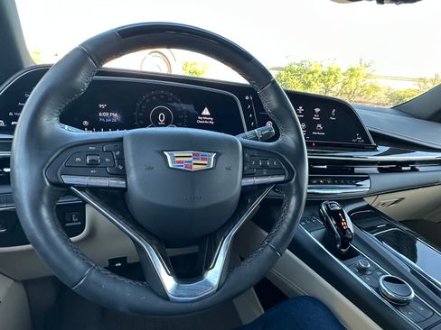 Used 2023 Cadillac Escalade Premium Luxury AWD/4WD image 16