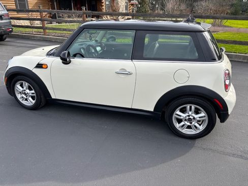 Used 2011 MINI Cooper Hardtop image 2
