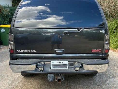 Used 2003 GMC Yukon XL 2500 SLT w/ 1SD Preferred Equipment Group image 2
