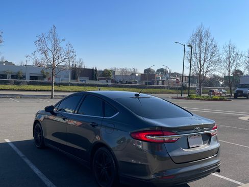 Used 2018 Ford Fusion SE image 4
