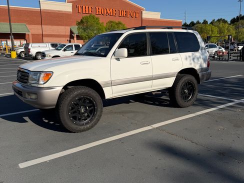 Used 2004 Toyota Land Cruiser image 1