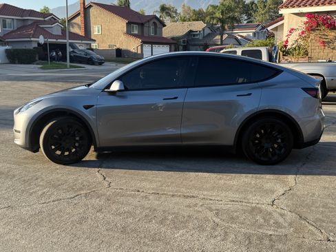 Used 2025 Tesla Model Y Long Range image 1