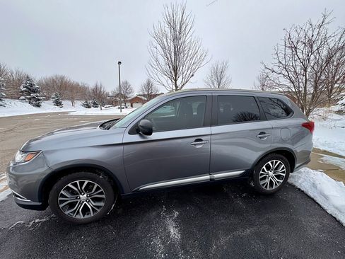 Used 2018 Mitsubishi Outlander ES image 1