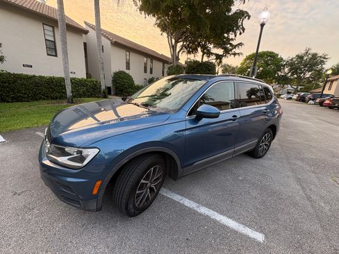 Used 2018 Volkswagen Tiguan SE w/ Panoramic Sunroof Package FWD image 10