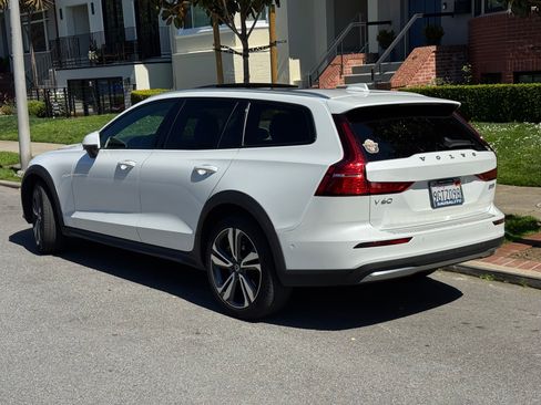 Used 2023 Volvo V60 B5 Cross Country Plus w/ Climate Package image 4