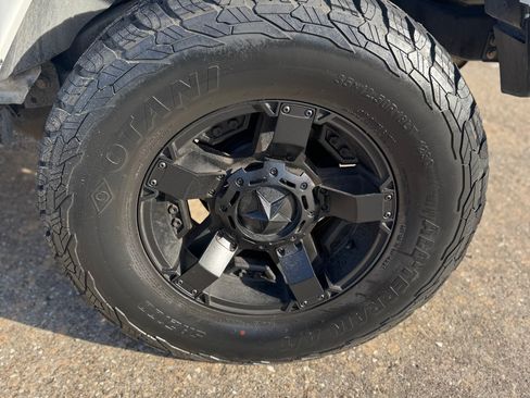 Used 2016 Jeep Wrangler Unlimited Sahara image 2