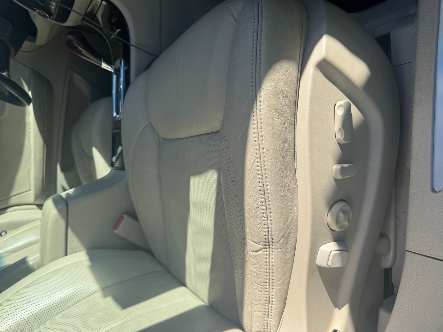 Used 2011 Cadillac DTS Premium w/ Driver Awareness Package FWD image 10