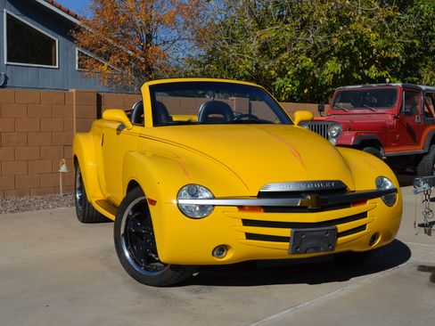 Used 2004 Chevrolet SSR w/ Preferred Equipment Group image 5