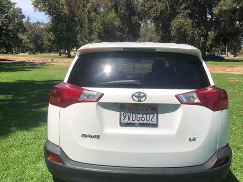 Used 2015 Toyota RAV4 LE FWD image 2