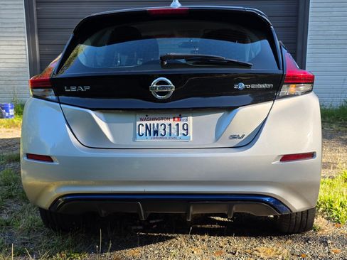 Used 2018 Nissan Leaf SV FWD image 9