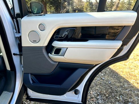Used 2020 Land Rover Range Rover HSE image 16
