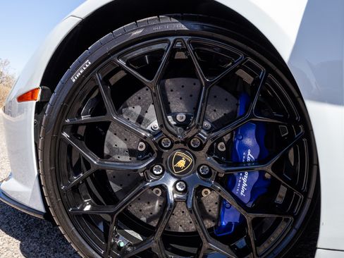 Used 2022 Lamborghini Huracan EVO image 13