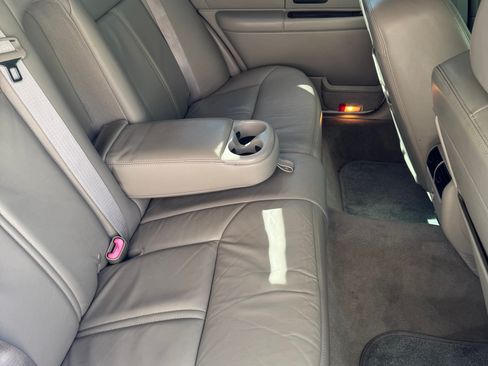 Used 2009 Lincoln Town Car Signature Limited RWD image 11