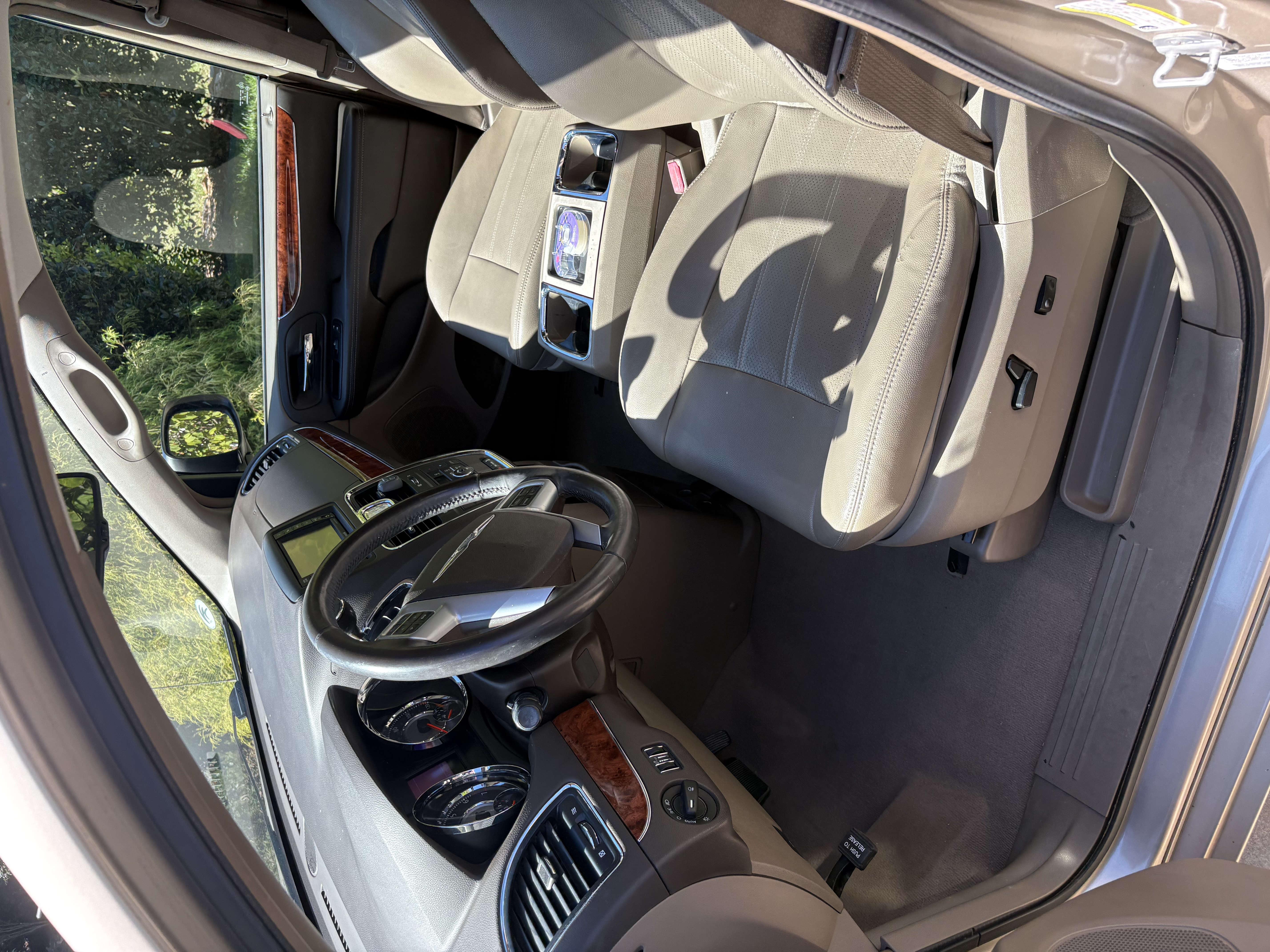 Used 2012 Chrysler Town & Country Touring w/ Entertainment Group #1 FWD image 11