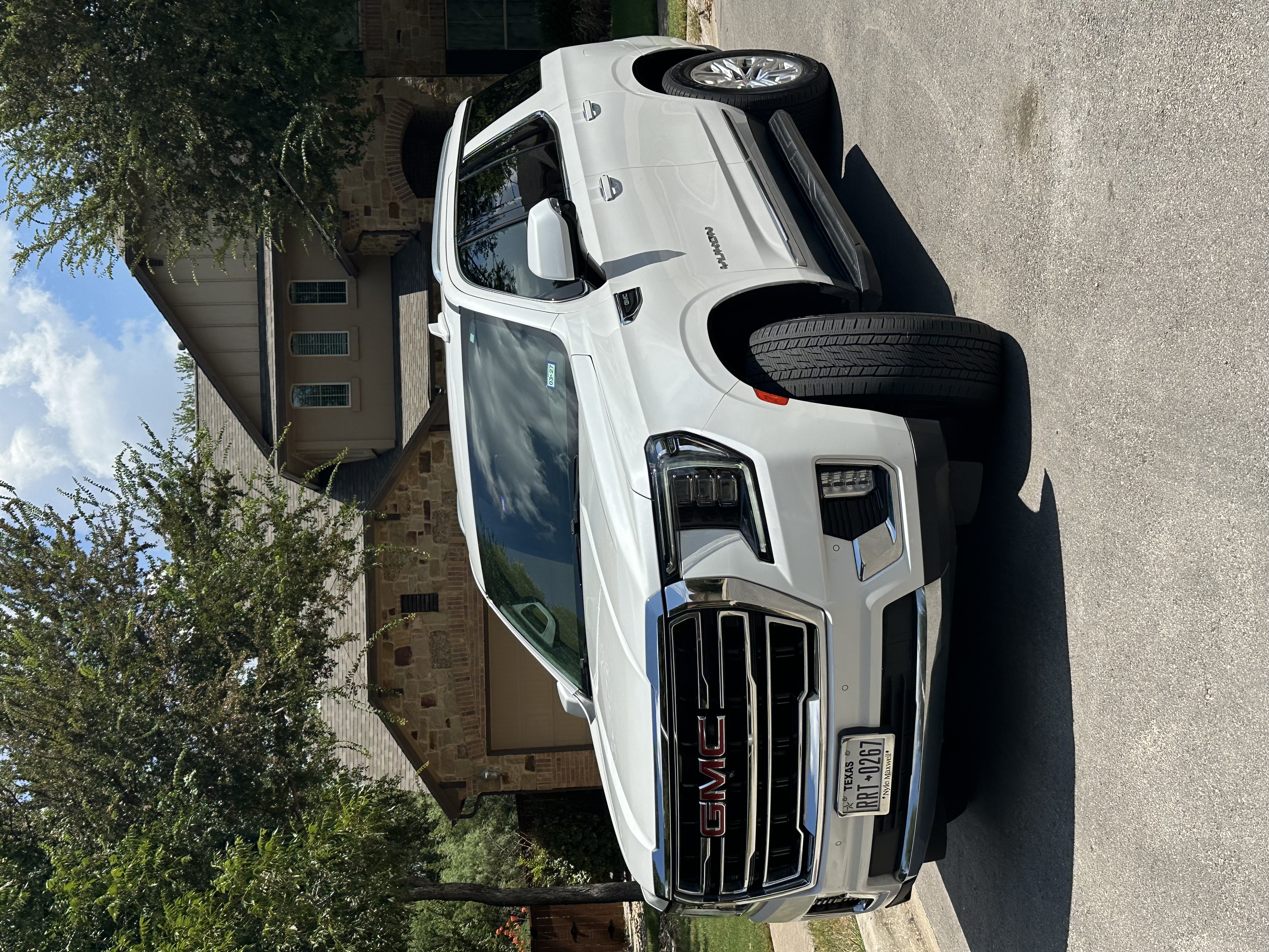 Used 2022 GMC Yukon SLT w/ SLT Premium Package AWD/4WD image 1