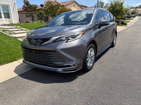 Used 2021 Toyota Sienna Platinum AWD/4WD image 27