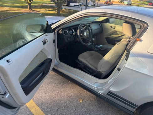 Used 2010 Ford Mustang Coupe image 5