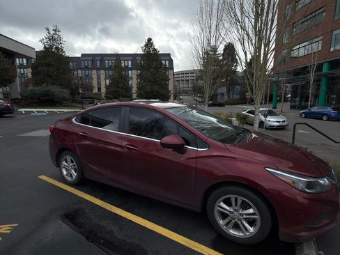 Used 2016 Chevrolet Cruze LT image 4