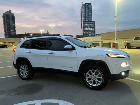 Used 2016 Jeep Cherokee Sport image 6