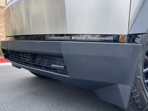 Used 2024 Tesla Cybertruck AWD Crew Cab image 9