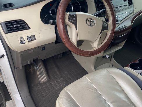 Used 2011 Toyota Sienna XLE image 13