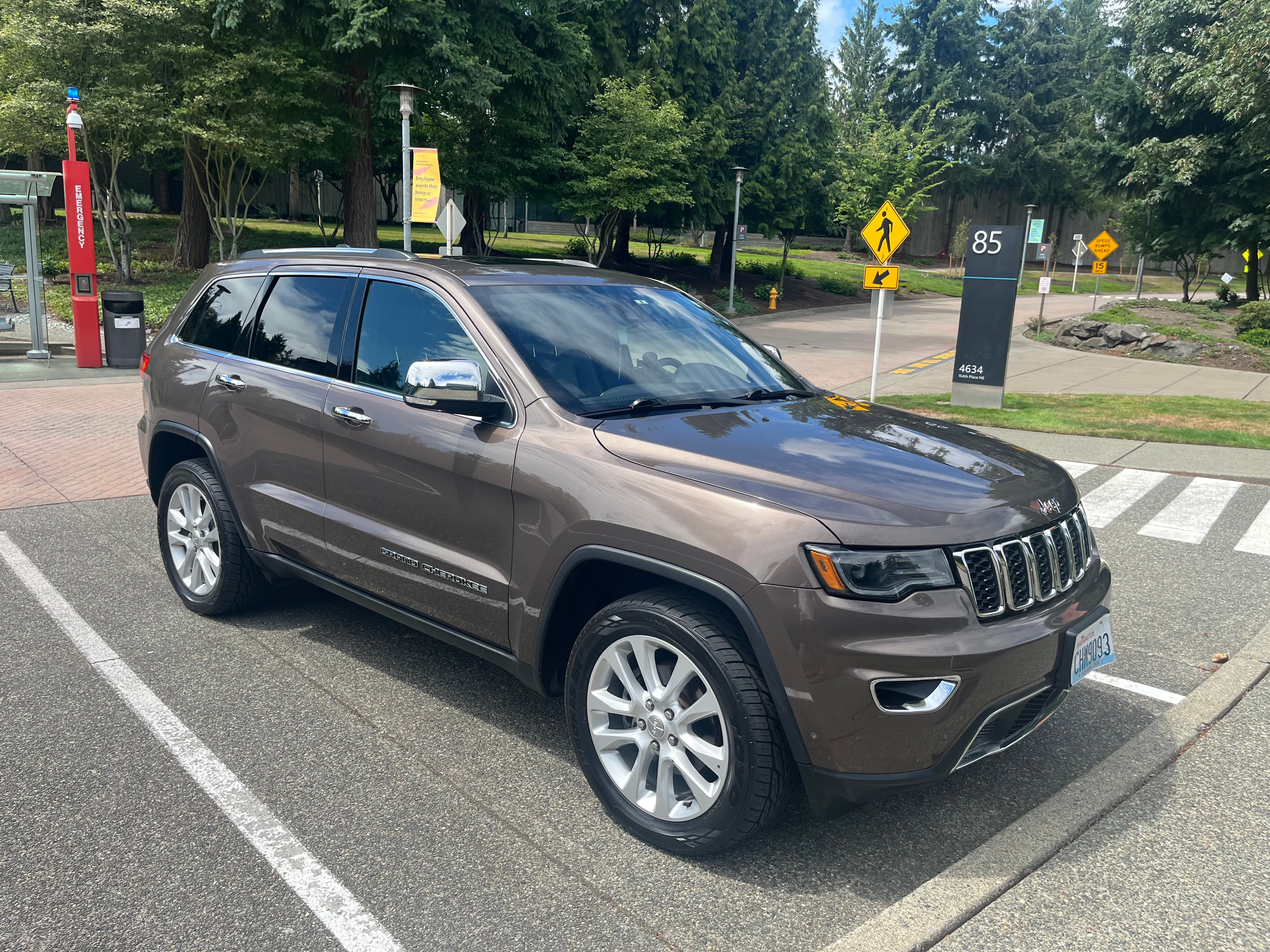 Used 2017 Jeep Grand Cherokee Limited w/ Luxury Group II AWD/4WD image 2