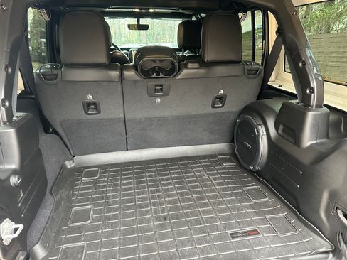 Used 2022 Jeep Wrangler Unlimited Sahara image 2