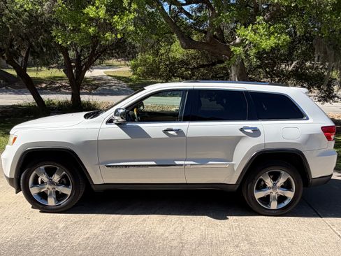 Used 2012 Jeep Grand Cherokee Overland image 6