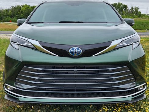 Used 2022 Toyota Sienna XLE image 4