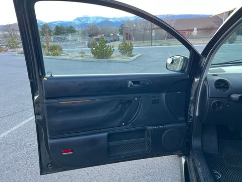 Used 2005 Volkswagen Beetle Bi-Color Edition image 16