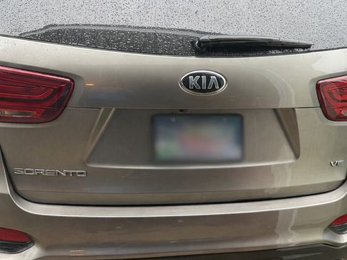 Used 2019 Kia Sorento LX image 2