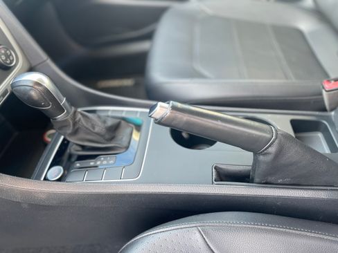 Used 2015 Volkswagen Passat 1.8T Limited Edition image 9