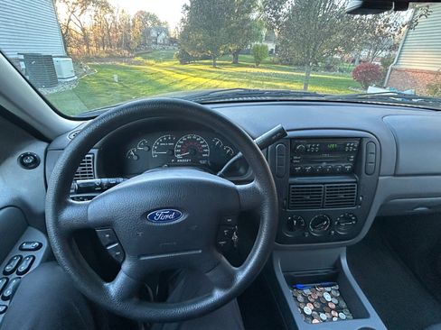 Used 2002 Ford Explorer XLT image 2