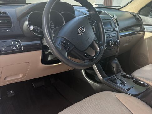 Used 2013 Kia Sorento LX image 9