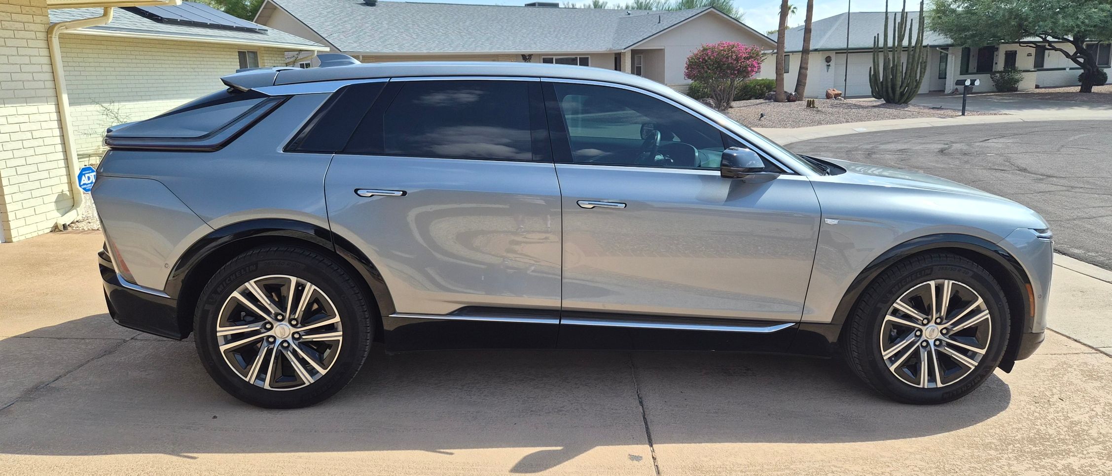 Used 2024 Cadillac Lyriq Luxury AWD/4WD image 2