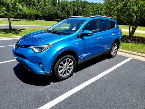 Used 2017 Toyota RAV4 Limited w/ Carpet Mat Package image 4