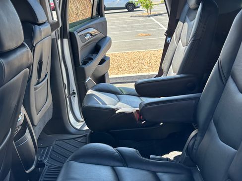 Used 2016 Cadillac Escalade Premium AWD/4WD image 8