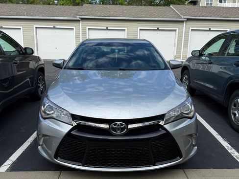 Used 2015 Toyota Camry SE FWD image 2