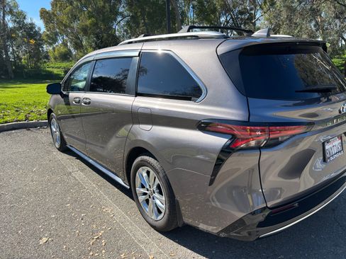 Used 2021 Toyota Sienna Limited image 2