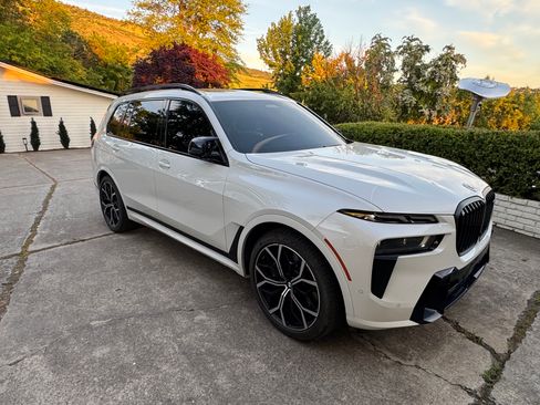 Used 2023 BMW X7 M60i w/ Executive Package image 8