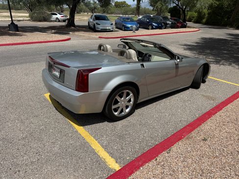 Used 2004 Cadillac XLR RWD image 13