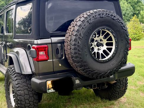 Used 2018 Jeep Wrangler Unlimited Sahara w/ Cold Weather Group AWD/4WD image 9