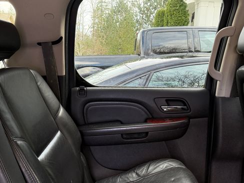 Used 2009 Cadillac Escalade ESV AWD w/ Livery Package image 9